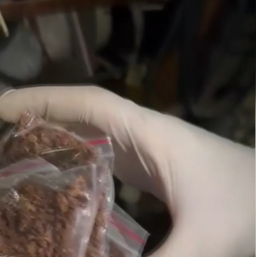 Beyoğlu'nda 'Bastonlu Dede'ye Baskın! Termos Açıldı Gerçek Ortaya Çıkınca Tutuklandı - Resim : 4