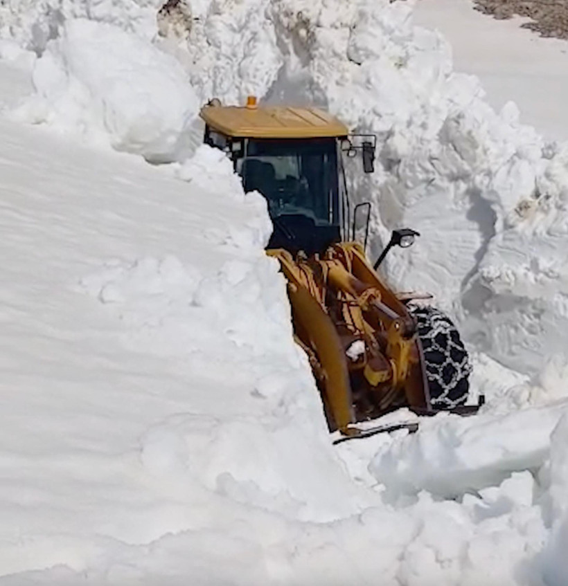 Nisan Ayında Sibirya Manzarası: İş Makineleri 4 Metrelik 'Beyaz Duvarlar' Arasında Kayboldu - Resim : 3