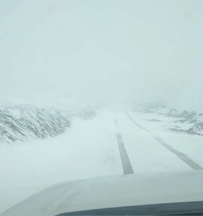 Bir Tarafta Alev Kapanı, Bir Tarafta Kar Fırtınası! Temmuzda Şaşırtan Manzara - Resim : 1