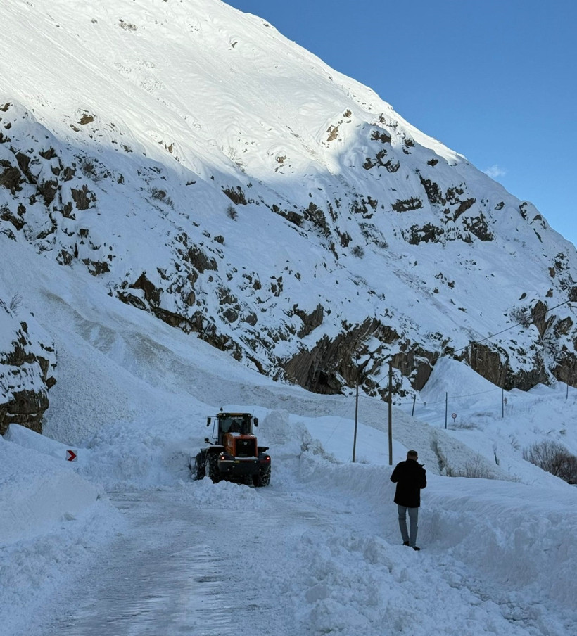 Hakkari-Van Kara Yoluna Çığ Düştü! Felaket Böyle Geldi - Resim : 1