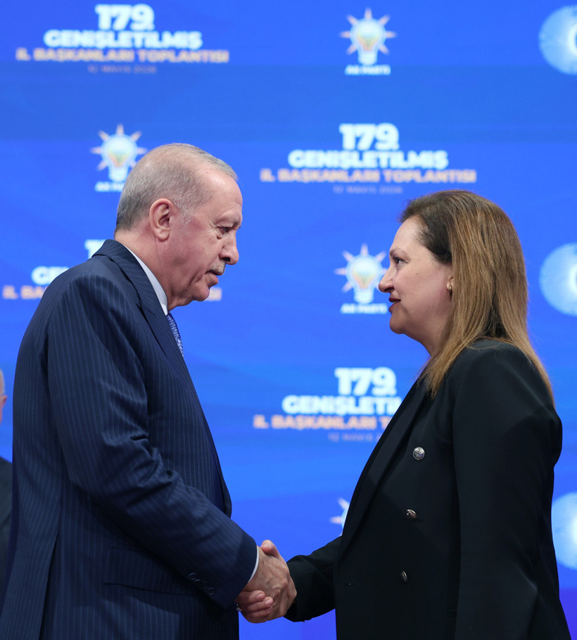 Burcu Köksal Resmen AK Parti'de! Rozetini Cumhurbaşkanı Erdoğan Taktı - Resim : 2