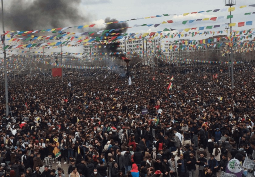On binler Diyarbakır Newroz'unda buluştu: 'Newroz'a merhaba AKP-MHP iktidarına elvada'