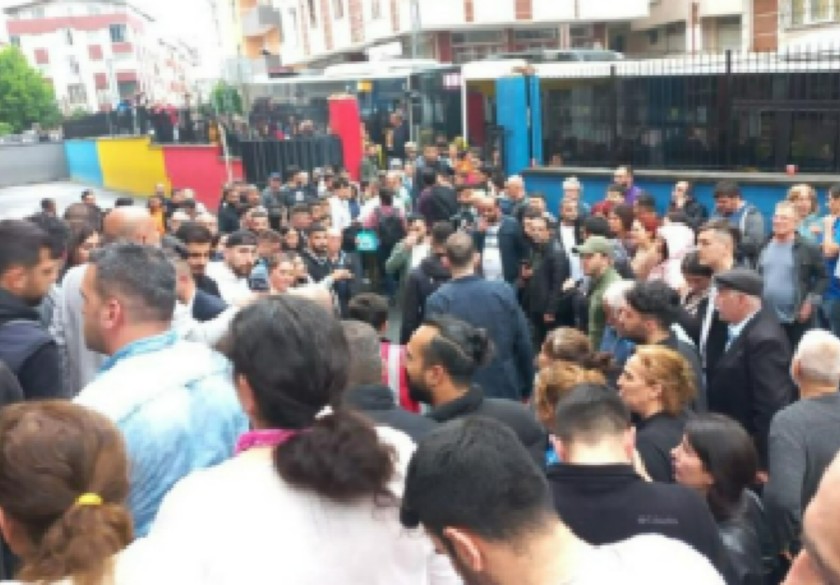 Halk oy hırsızlarına ders verdi: Oy torbası alkışlarla taşındı