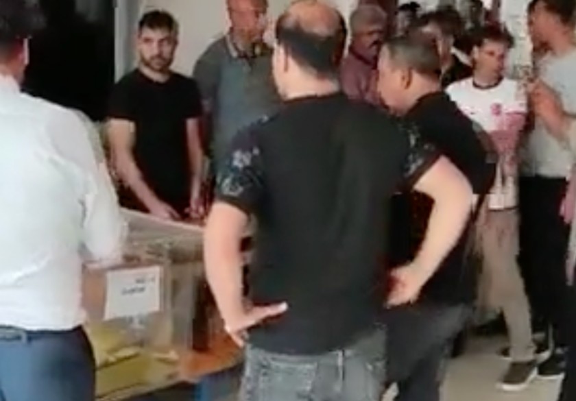 Yer, Hatay: Usulsüzlüklere itiraz eden müşahitler darp edildi, toplu oy kullanımına müdahale yok