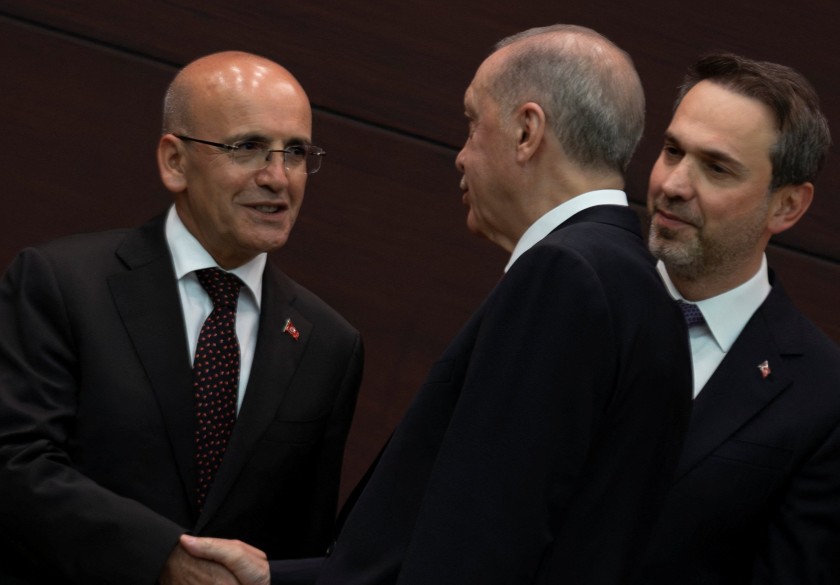 Bloomberg dövizdeki artışın sebebini yazdı: Şimşek, döviz kurlarına yapılan müdahalenin yumuşatılmasını istiyor
