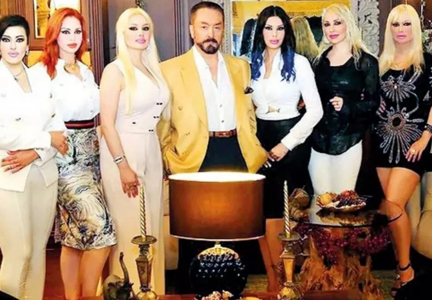 Eski bakan örgüte operasyonu haber vermiş: Adnan Oktar'ın tüm sırları ortaya çıktı! Neden tüm kadınları birbirine benzetti?