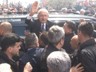Kılıçdaroğlu'na İzmir'de miting gibi karşılama: Kalabalıktan aracına binmekte zorlandı
