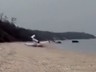 Plaja acil iniş yapan uçak denize sürüklendi