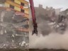 Ağır hasarlı bina yıkım sırasında çöktü