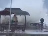 Dalgalar arasında video çekerken az kalsın canından oluyordu