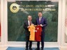 Dursun Özbek'ten Bakan Kurum'a Forma Hediyesi