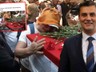 Yeni Akit'ten Bir Skandal 'Ferdi Zeyrek' Manşeti Daha! Tabutun Başında Ağlayan Kadını Hedef Aldılar
