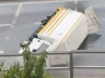 İstanbul'da Tır Dehşeti: Karşı Şeritteki 2 Araca Çarpıp 5 Metreden Aşağı Düştü! Yaralılar Var
